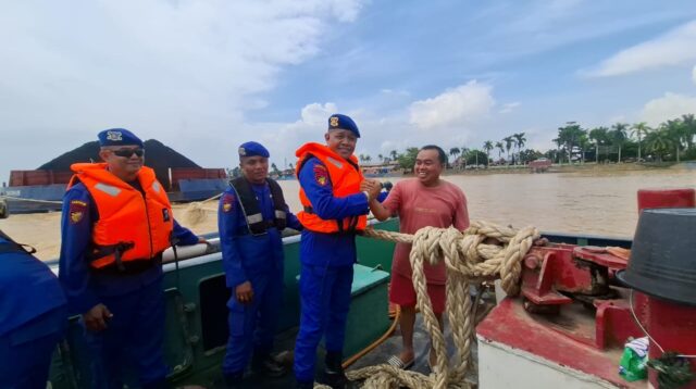 Wakil Direktur Polisi Perairan dan Udara (Wadirpolairud) Polda Jambi, AKBP Abilio Dos Santos, melaksanakan patroli perairan di Sungai Batanghari, Jambi. (15/01/26)