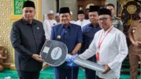 Kemas Faried Serahkan Mobil Ambulans untuk Masjid Jamiatul Ulum